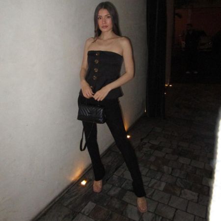 Lili Jordan Phillips posed in a black outfit with a matching handbag. 